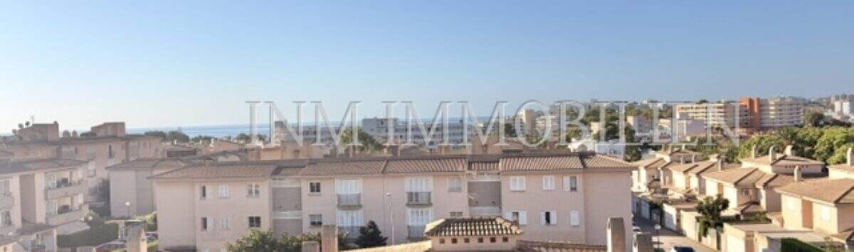 Panoramablick über Palmanova mit mediterranen Häusern, Meerblick und klarem Himmel in ruhiger Wohnlage