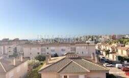 Panoramablick über Palmanova mit mediterranen Häusern, Meerblick und klarem Himmel in ruhiger Wohnlage