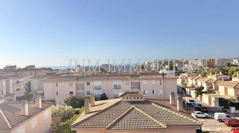 Panoramablick über Palmanova mit mediterranen Häusern, Meerblick und klarem Himmel in ruhiger Wohnlage