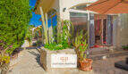 Mediterrane Terrasse mit Kakteen, Natursteinboden und Glasfront in Cala Murada