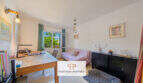 Helles Arbeitszimmer mit Holzschreibtisch, Sofa und Fenster mit Gartenblick in Haus mit Pool, Cala Murada