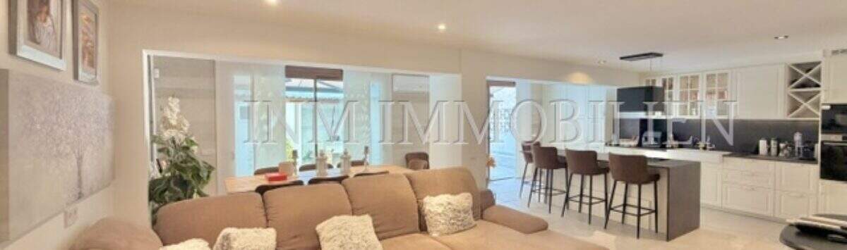 Helles Wohnzimmer mit Ecksofa und offener Küche in möblierter Wohnung in Pere Garau, Palma de Mallorca