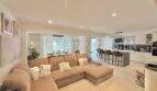 Helles Wohnzimmer mit Ecksofa und offener Küche in möblierter Wohnung in Pere Garau, Palma de Mallorca