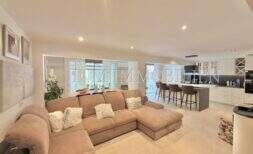 Helles Wohnzimmer mit Ecksofa und offener Küche in möblierter Wohnung in Pere Garau, Palma de Mallorca