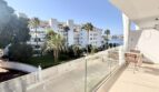 Moderner Balkon mit Glasbrüstung, Meeresblick und Palmen in Palmanova, Palma Nova