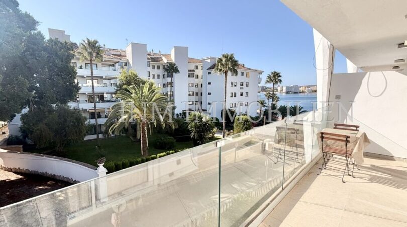 Moderner Balkon mit Glasbrüstung, Meeresblick und Palmen in Palmanova, Palma Nova