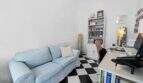 Acogedor despacho con sofá azul, piso de tablero de ajedrez y escritorio en casa urbana Felanitx