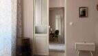 Sala de estar elegante con puerta corredera de cristal, alfombra redonda y decoración vintage en la casa urbana de Felanitx