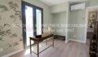 Habitación clara con papel tapiz asiático, escritorio de madera, aire acondicionado y puerta balconera en apartamento de nueva construcción Cala Millor