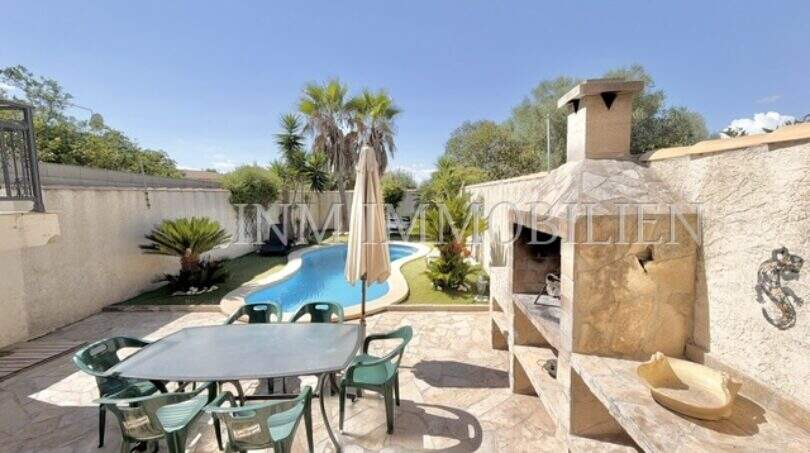 Sonnige Terrasse mit Esstisch, Steinbarbecue und Pool im Ferienhaus Muro, Mallorca