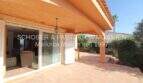 Überdachte Terrasse mit Terrakottafliesen und Schiebetür zum Wohnzimmer, Einfamilienhaus Sa Coma, Mallorca