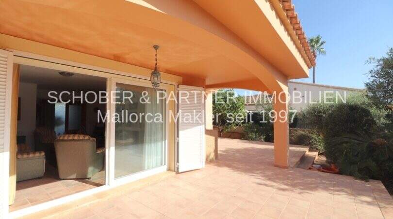 Überdachte Terrasse mit Terrakottafliesen und Schiebetür zum Wohnzimmer, Einfamilienhaus Sa Coma, Mallorca