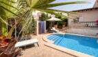 Privater Pool mit Steintetrasse, Sonnenliegen und mediterranem Garten der Ferienvilla in Santanyí