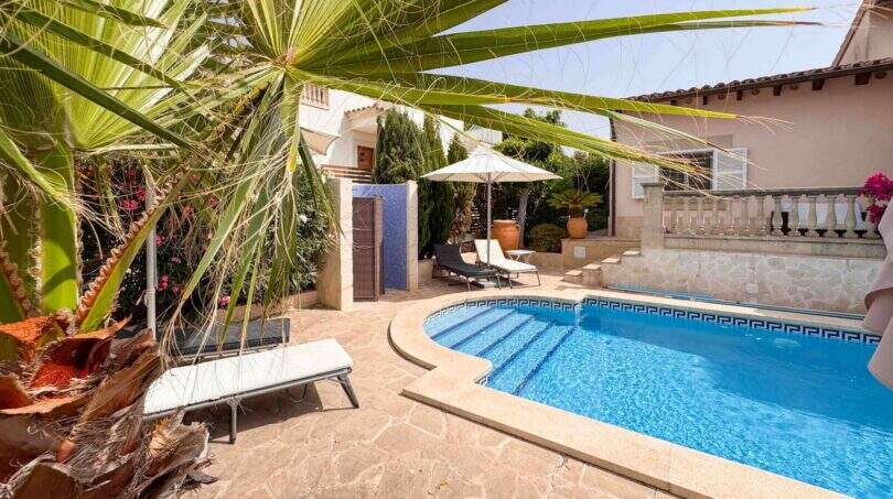 Privater Pool mit Steintetrasse, Sonnenliegen und mediterranem Garten der Ferienvilla in Santanyí