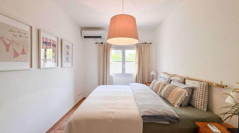 Helles Schlafzimmer mit Doppelbett, Klimaanlage, Pendelleuchte und Wandbildern im Wohlfühlhaus Santanyí