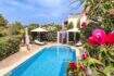 Privater Pool mit Sonnenterrasse, Liegestühlen und üppigem Garten einer exklusiven Villa in Santanyí