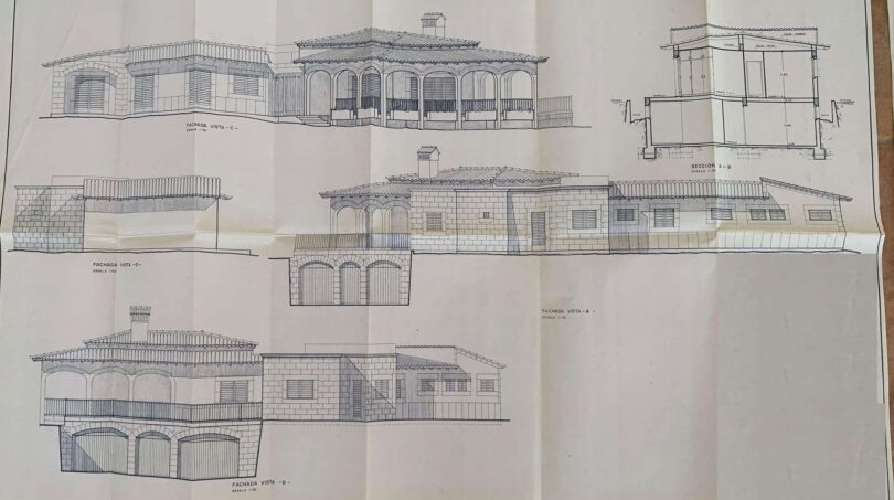Architekturplan einer mediterranen Villa in Porto Cristo mit vier Fassadenansichten und Querschnitt.
