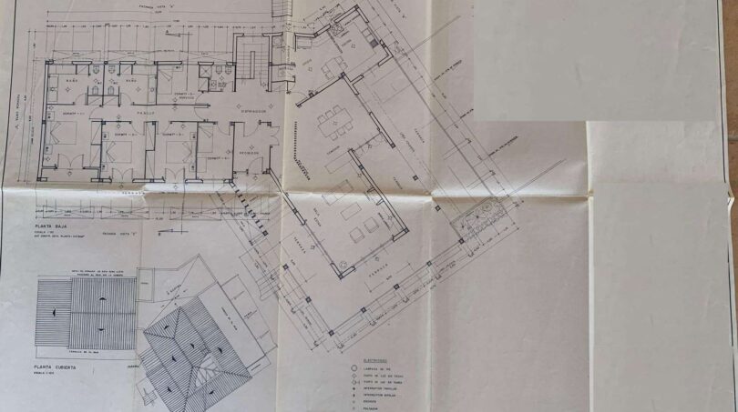 Architektonische Grundrisse der Retro-Villa in Porto Cristo mit Planta Baja, Cubierta und Elektroplan.