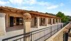 Weitläufige Terrasse der mallorquinischen Finca in Cala Murada mit Natursteinmauern und Holzdachkonstruktion