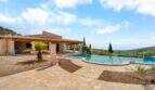 Finca Cala Murada: Natursteinterrasse mit Infinity-Pool und Panoramablick auf die Landschaft Mallorcas