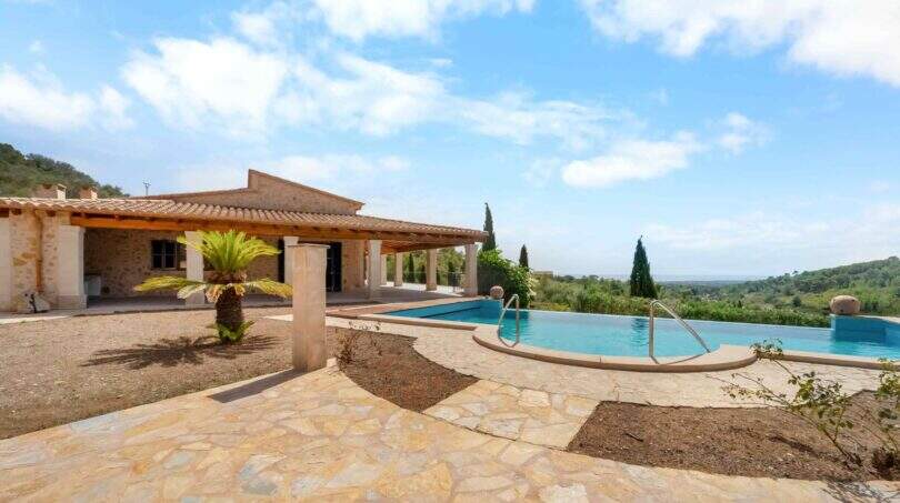Finca Cala Murada: Natursteinterrasse mit Infinity-Pool und Panoramablick auf die Landschaft Mallorcas