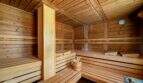 Holzsauna mit Sitzbänken, Aufgusseimer und Thermometer in der Finca mit SPA-Bereich in Cala Murada.