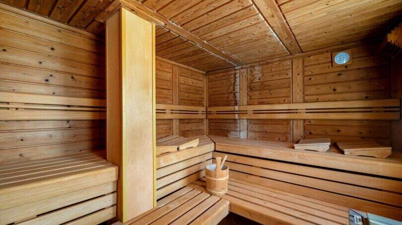 Holzsauna mit Sitzbänken, Aufgusseimer und Thermometer in der Finca mit SPA-Bereich in Cala Murada.