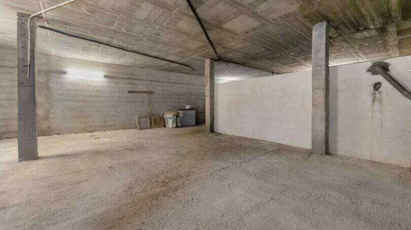 Geräumige Garage der Finca in Cala Murada mit Betondecke, Stützsäulen und ausreichend Stellfläche.