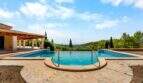 Infinity-Pool mit Natursteintetrasse und Meerblick der mallorquinischen Finca in Cala Murada