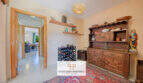 Durchgangszimmer mit rustikalem Holzschrank, Weinregal und Orientteppich im Haus mit Pool und Meerblick, Cala Murada