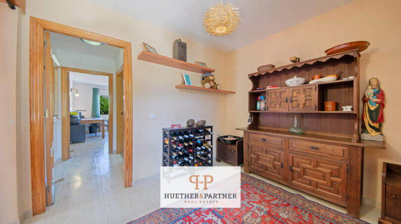 Durchgangszimmer mit rustikalem Holzschrank, Weinregal und Orientteppich im Haus mit Pool und Meerblick, Cala Murada