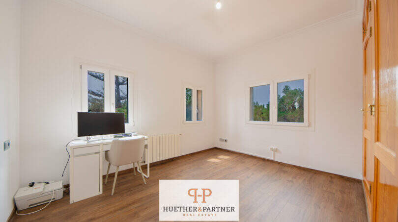 Helles Arbeitszimmer mit Holzboden, Schreibtisch, PC und drei Fenstern in Finca Santa Maria nahe Palma.