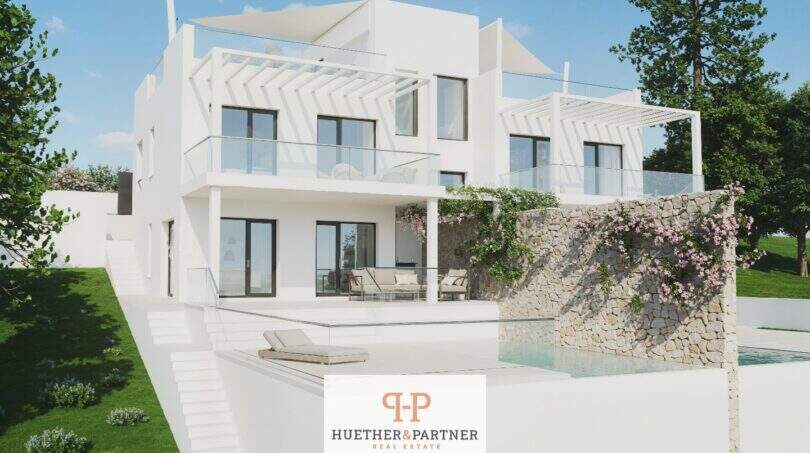 Moderne weiße Neubau-Doppelhaushälfte in Cala d'Or mit Terrasse, Pergola und privatem Pool im Garten.