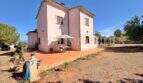 Zweigeschossige mediterrane Finca in Rosa mit Terrasse, Sonnenschirm und weitläufigem Grundstück bei Algaida
