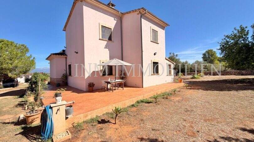 Zweigeschossige mediterrane Finca in Rosa mit Terrasse, Sonnenschirm und weitläufigem Grundstück bei Algaida