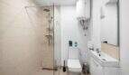 Modernes Badezimmer der Finca Algaida mit begehbarer Dusche, WC, Waschbecken und Warmwasserspeicher.