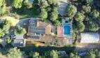Luftaufnahme der Finca Algaida mit Solardach, Pool, Gewächshaus und üppigem Baumbestand auf 14.206 m².