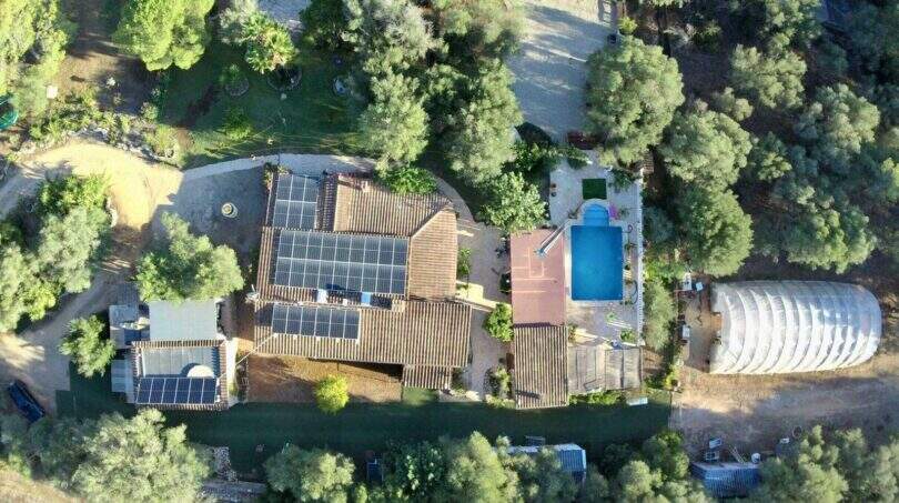 Luftaufnahme der Finca Algaida mit Solardach, Pool, Gewächshaus und üppigem Baumbestand auf 14.206 m².