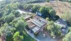 Luftaufnahme der Finca Algaida mit Solaranlage auf dem Dach, umgeben von Olivenbäumen und weitläufigem Grundstück.