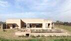 Moderne Neubaufinca in Petra mit Pool, Terrasse und mediterraner Bepflanzung auf weitläufigem Grundstück.