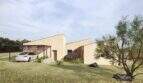 Neubaufinca Petra: Modernes Landhaus mit Carport, Olivenbaum und mediterraner Gartenanlage in naturnaher Umgebung