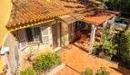 Mediterranes Ferienhaus mit Terrakottadach, überdachter Terrasse und Innenhof einer Villa in Llucmajor, Mallorca.