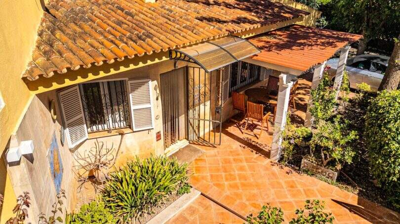 Mediterranes Ferienhaus mit Terrakottadach, überdachter Terrasse und Innenhof einer Villa in Llucmajor, Mallorca.