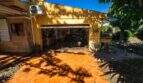Garage mit Motorrad, Terrakottafliesen und Klimaanlage der Villa in Llucmajor, Mallorca
