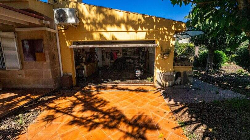 Garage mit Motorrad, Terrakottafliesen und Klimaanlage der Villa in Llucmajor, Mallorca