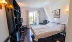Helles Schlafzimmer der Mallorca-Villa in Llucmajor mit Doppelbett, Baldachin und Balkonzugang