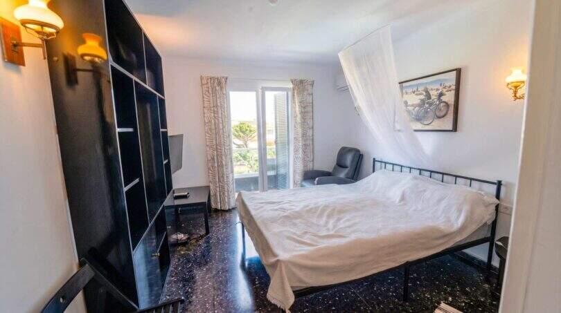 Helles Schlafzimmer der Mallorca-Villa in Llucmajor mit Doppelbett, Baldachin und Balkonzugang