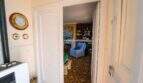 Durchgang zum Wohnzimmer mit Kamin, Bücherregal und gemustertem Teppich in mallorquinischer Villa