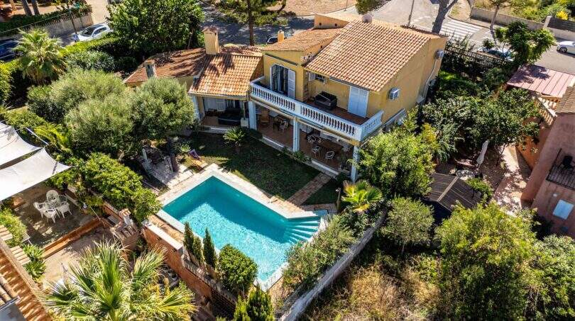 Luftaufnahme der Villa in Llucmajor mit türkisblauem Pool, Terrasse und üppigem Garten