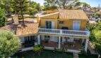 Luftaufnahme der mediterranen Villa in Llucmajor mit Terrakotta-Dach, Balkon und Terrasse umgeben von Pinien.